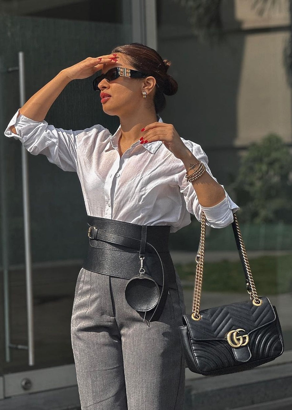 Oval pocket belt in brown with gold buckle