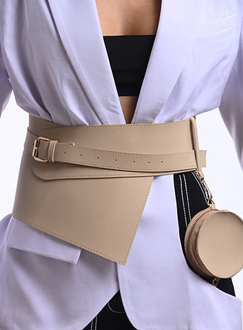 Oval pocket belt in brown with gold buckle